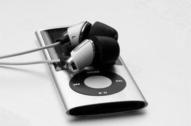 Shokz hat sich mit der Einführung innovativer Open-Ear- und Knochenleitungskopfhörer zu einem Pionier der Audiotechnologie entwickelt. Sie wurden für Sportler, Pendler und alle entwickelt, die Wert auf Sicherheit, Komfort und Klangqualität legen. Anstatt den Träger von seiner Umgebung zu isolieren, verbinden Shokz-Produkte erstklassigen Klang mit situativer Wahrnehmung und bieten so ein neues Musik- und Telefonerlebnis.