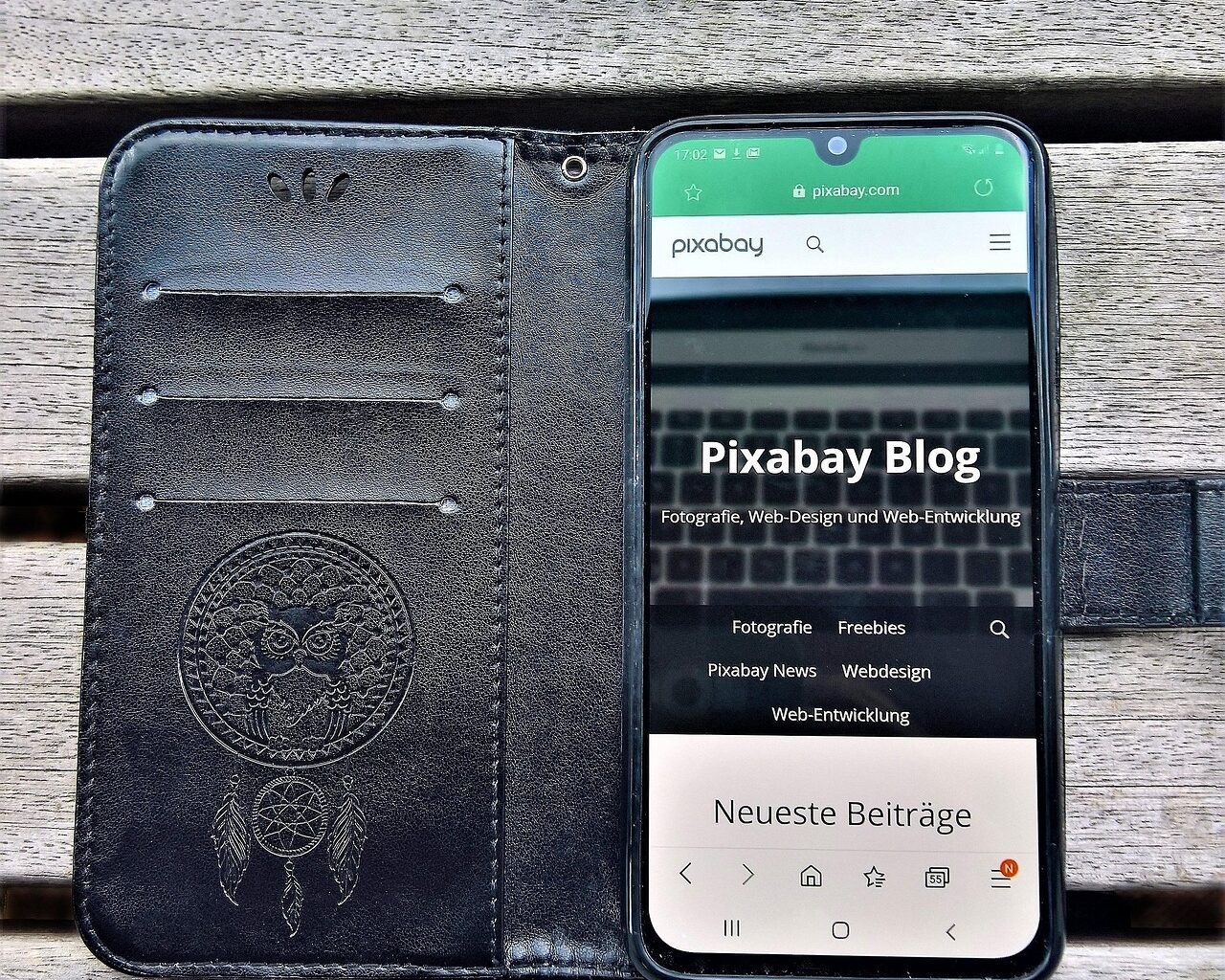 In einer Welt, in der fast jeder das gleiche Telefon, den gleichen Laptop oder die gleiche Spielkonsole besitzt, ist es wertvoller denn je, sein Gerät ganz nach seinem Geschmack zu gestalten. Genau das bietet DeinDesign – eine kreative Plattform, auf der Nutzer ihren persönlichen Stil durch hochwertige, individuell gestaltete Tech-Accessoires zum Ausdruck bringen können. Von Hüllen mit Kultmarken wie Marvel und Disney bis hin zu komplett individuellen Designs mit eigenen Fotos – DeinDesign vereint Schutz und Persönlichkeit. Ob Minimalismus, Popkultur oder etwas ganz Originelles – diese deutsche Marke bietet Ihnen die Werkzeuge, um Ihren Stil zu tragen.