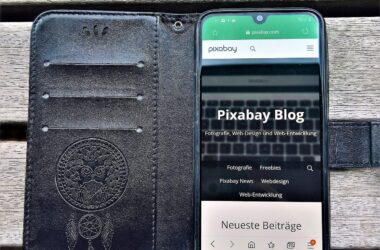 In einer Welt, in der fast jeder das gleiche Telefon, den gleichen Laptop oder die gleiche Spielkonsole besitzt, ist es wertvoller denn je, sein Gerät ganz nach seinem Geschmack zu gestalten. Genau das bietet DeinDesign – eine kreative Plattform, auf der Nutzer ihren persönlichen Stil durch hochwertige, individuell gestaltete Tech-Accessoires zum Ausdruck bringen können. Von Hüllen mit Kultmarken wie Marvel und Disney bis hin zu komplett individuellen Designs mit eigenen Fotos – DeinDesign vereint Schutz und Persönlichkeit. Ob Minimalismus, Popkultur oder etwas ganz Originelles – diese deutsche Marke bietet Ihnen die Werkzeuge, um Ihren Stil zu tragen.