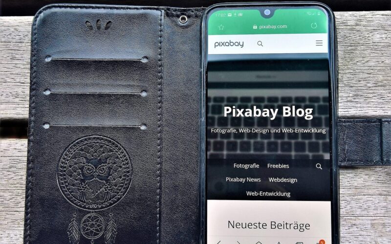 In einer Welt, in der fast jeder das gleiche Telefon, den gleichen Laptop oder die gleiche Spielkonsole besitzt, ist es wertvoller denn je, sein Gerät ganz nach seinem Geschmack zu gestalten. Genau das bietet DeinDesign – eine kreative Plattform, auf der Nutzer ihren persönlichen Stil durch hochwertige, individuell gestaltete Tech-Accessoires zum Ausdruck bringen können. Von Hüllen mit Kultmarken wie Marvel und Disney bis hin zu komplett individuellen Designs mit eigenen Fotos – DeinDesign vereint Schutz und Persönlichkeit. Ob Minimalismus, Popkultur oder etwas ganz Originelles – diese deutsche Marke bietet Ihnen die Werkzeuge, um Ihren Stil zu tragen.