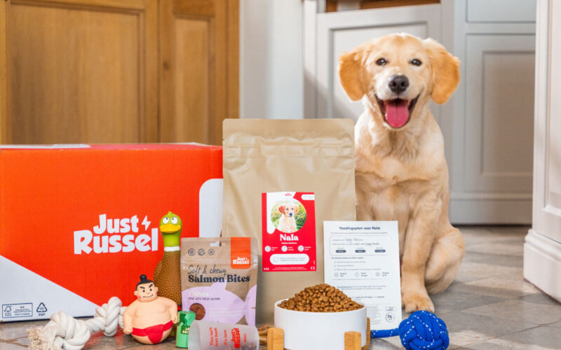 In einem Tierfuttermarkt voller Versprechungen und Verpackungen bietet Just Russel etwas erfrischend Einfaches: Hundefutter, das zu 100 % auf die individuellen Bedürfnisse Ihres Hundes zugeschnitten ist und aus hochwertigen, natürlichen Zutaten hergestellt wird. Die Marke mit Sitz in Deutschland und europaweiter Expansion verändert die Einstellung von Hundebesitzern zur Ernährung. Während viele Tierfutter auf allgemeine Einheitsrezepturen setzen, verfolgt Just Russel einen individuellen Ansatz. Jeder Hund ist anders und sein Futter sollte es auch sein. Ob energiegeladener Welpe oder sensibler Senior – dieser Service hilft Tierhaltern, ihrem Hund eine Ernährung zu bieten, die wirklich auf ihn zugeschnitten ist – nicht nur auf den Durchschnittshund.
