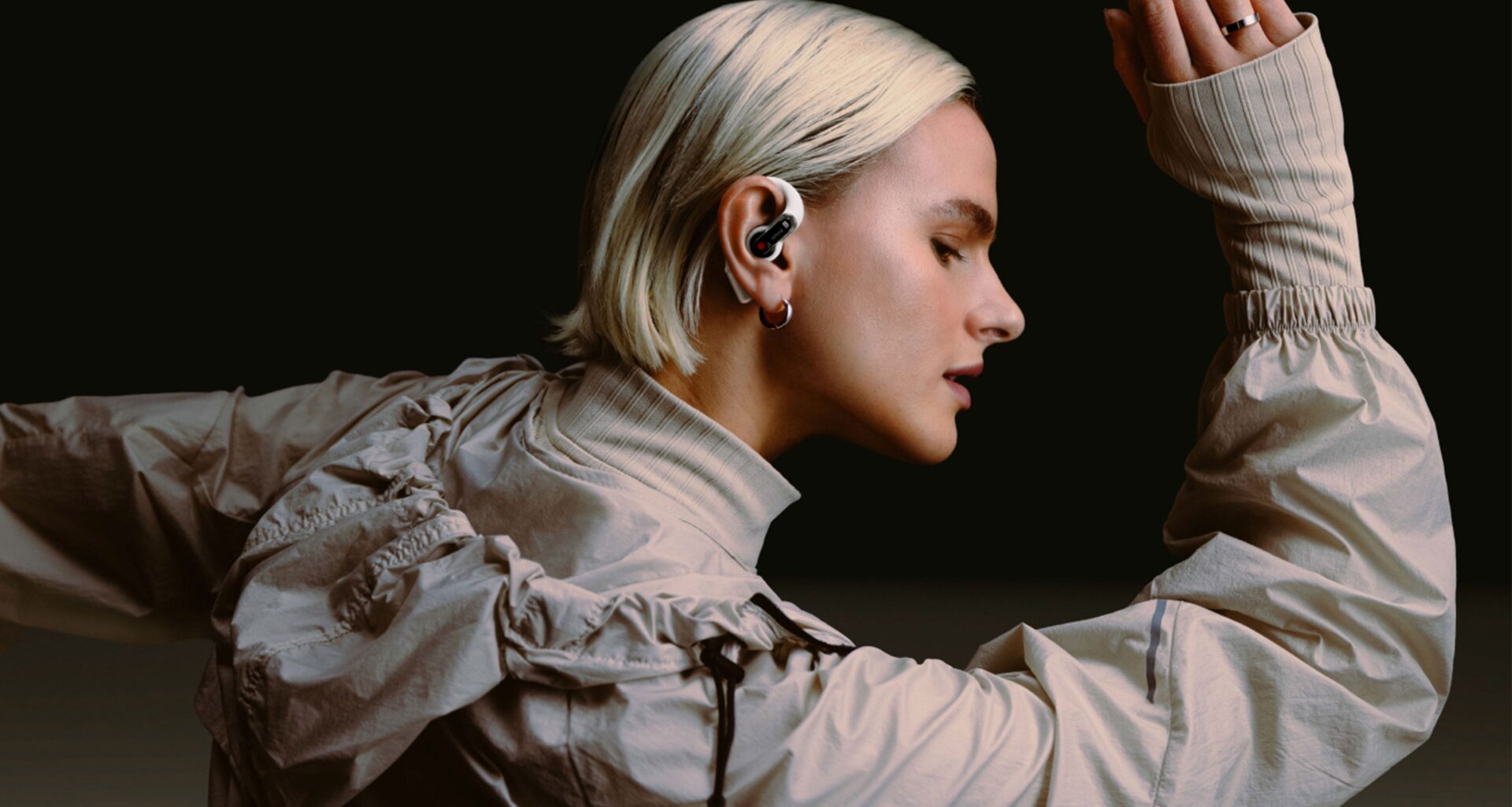 Nothing hat sich in den letzten Jahren schnell zu einer der markantesten Tech-Marken entwickelt. Mit seiner Design-Philosophie, seinem verspielten Branding und einem wachsenden Angebot an Smartphones, Audiogeräten und Smartwatches definiert das Unternehmen die Erwartungen der Verbraucher an alltägliche Technik neu. In Deutschland und darüber hinaus schätzen Fans des funktionalen Minimalismus Nothing wegen seiner einzigartigen Kombination aus Ästhetik und Leistung. Ob der optisch markante Glyph Mirror seiner Smartphones oder die modulare Philosophie der CMF-Produkte – Nothing entwickelt sich kontinuierlich weiter und ist herausragend. Hier erfahren Sie, was die neueste Produktlinie der Marke zu bieten hat.