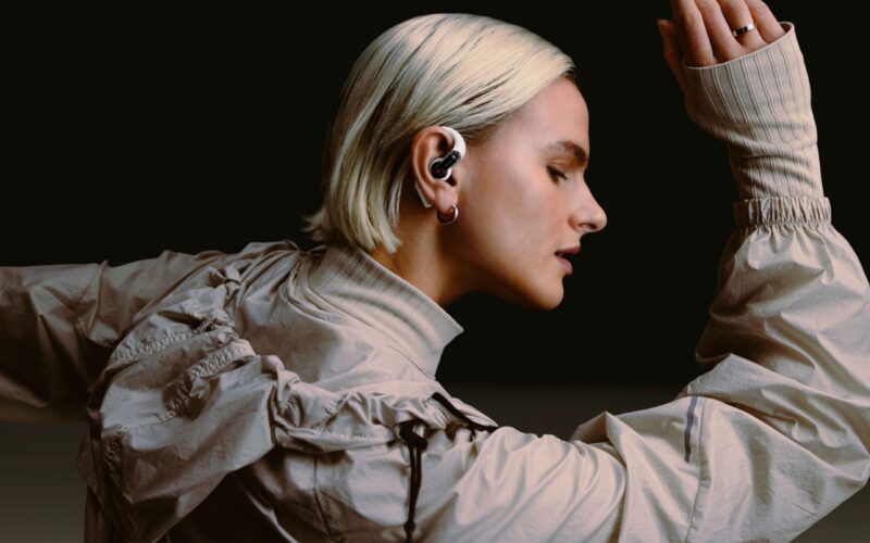 Nothing hat sich in den letzten Jahren schnell zu einer der markantesten Tech-Marken entwickelt. Mit seiner Design-Philosophie, seinem verspielten Branding und einem wachsenden Angebot an Smartphones, Audiogeräten und Smartwatches definiert das Unternehmen die Erwartungen der Verbraucher an alltägliche Technik neu. In Deutschland und darüber hinaus schätzen Fans des funktionalen Minimalismus Nothing wegen seiner einzigartigen Kombination aus Ästhetik und Leistung. Ob der optisch markante Glyph Mirror seiner Smartphones oder die modulare Philosophie der CMF-Produkte – Nothing entwickelt sich kontinuierlich weiter und ist herausragend. Hier erfahren Sie, was die neueste Produktlinie der Marke zu bieten hat.